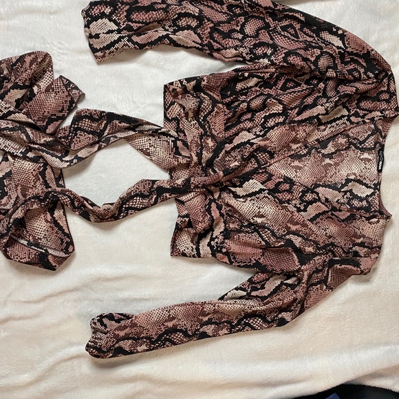 Cropped snake print wrap top - Picture 3 of 5